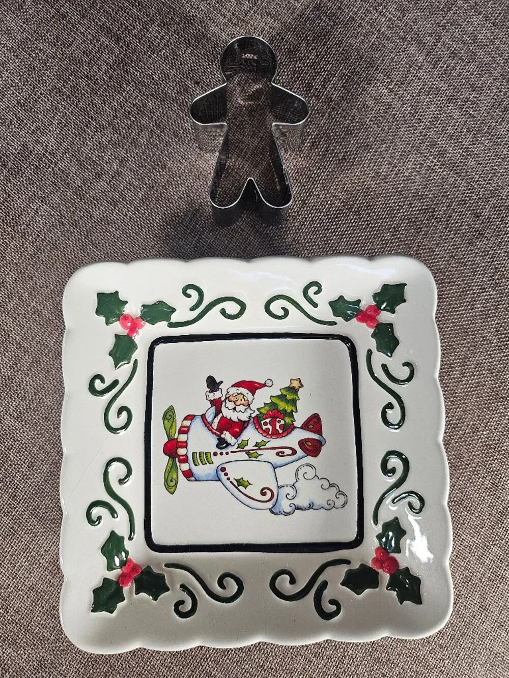 Cosmos Gifts Ceramic Christmas Santa Claus Plate With Metal Cookie Cutter Set